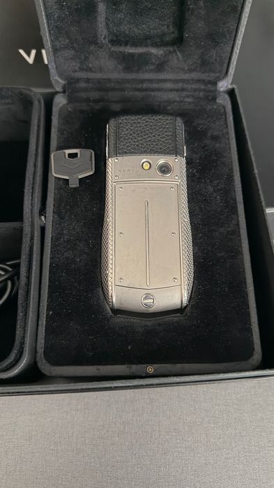 Vertu Ascent Ti Checked Titanium – Луксозен телефон за ценители