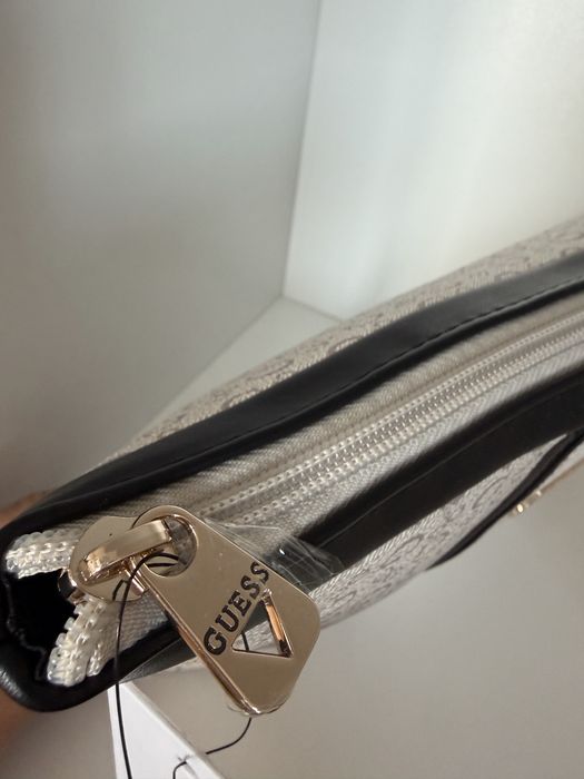 Несесер за козметика Guess