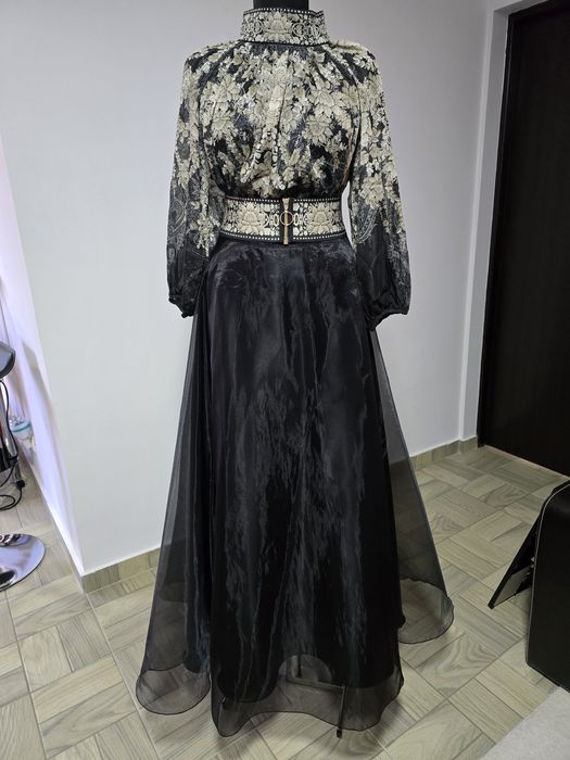 Fusta lunga din tull, model clos;