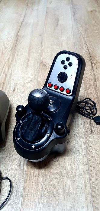 Gaming Volan Logitech G27 Volan+pedal+schimbător+adapter 

Funcționeaz