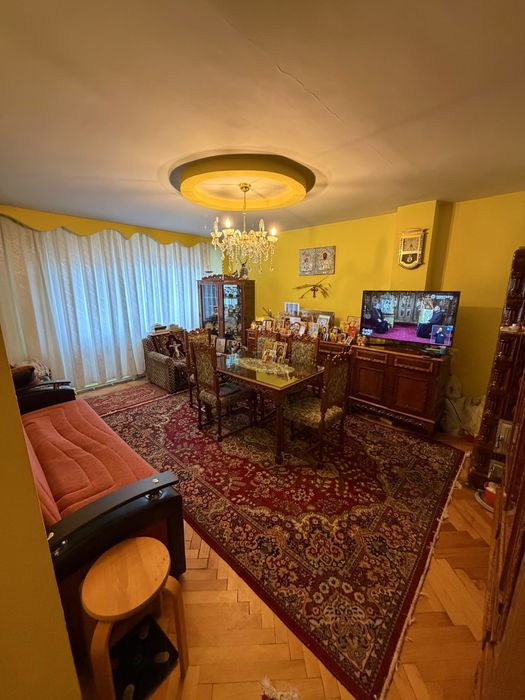 Vand apartament cu 2 camere decomandat.