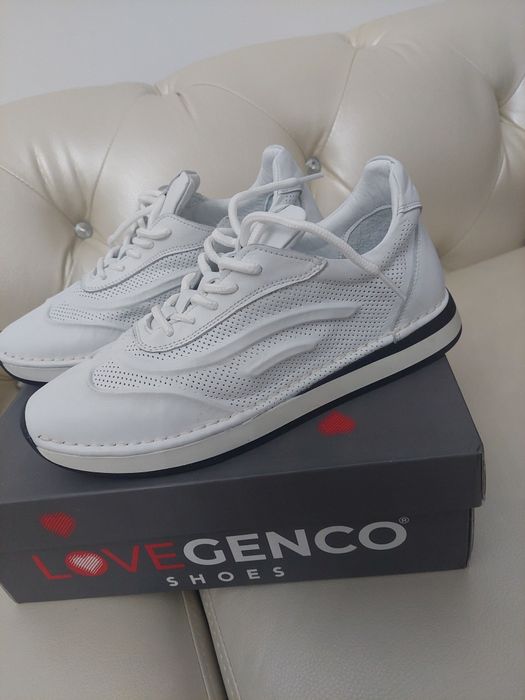 Кроссовки женские