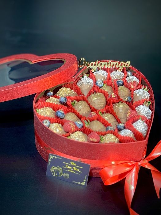 Подарочные боксы, клубника в шоколаде, цветы