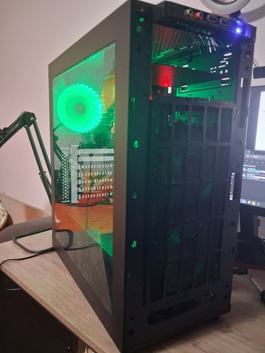 Desktop PC i7-6700 + 24GB DDR4 2133mhz CL15 Kingston + 240GB SSD SATA 3 Kingston + MSI B150M Bazooka, Sursa KEEPOUT FX900, 900W, 85+, PFC Activ,
