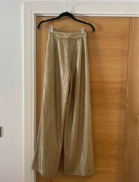 Златист панталон със широки крачоли