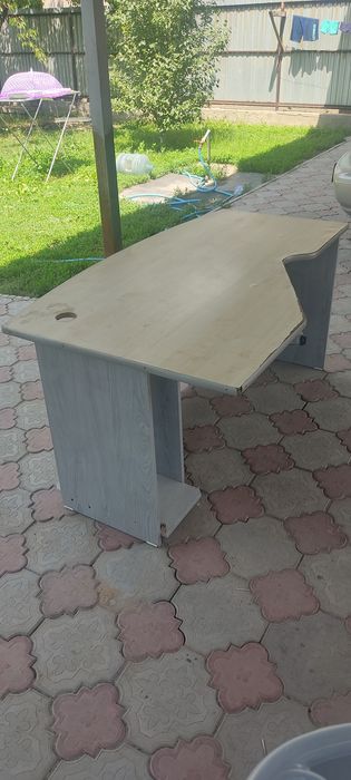 Продается компьютерный стол