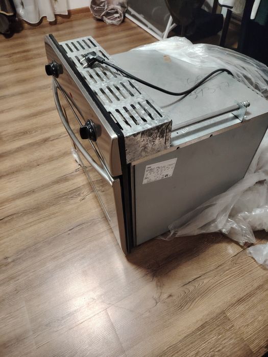 Vând cuptor incorporabil  pe gaz.