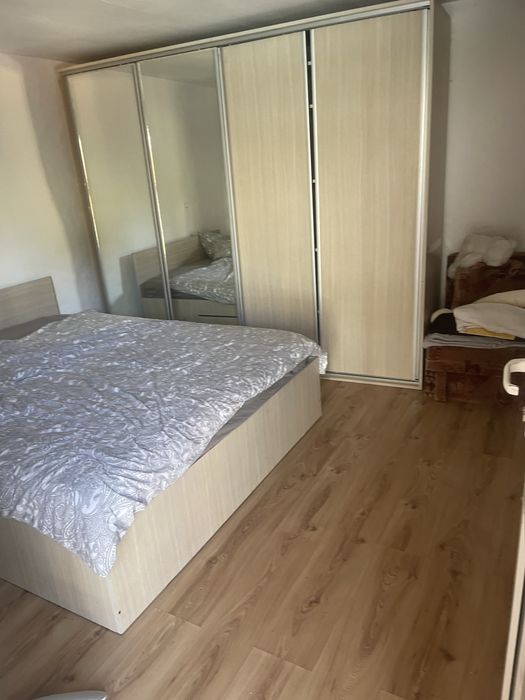 Inchiriez camere la curte