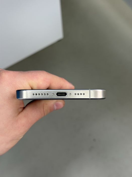 Iphone 15 pro max sostayani ideal