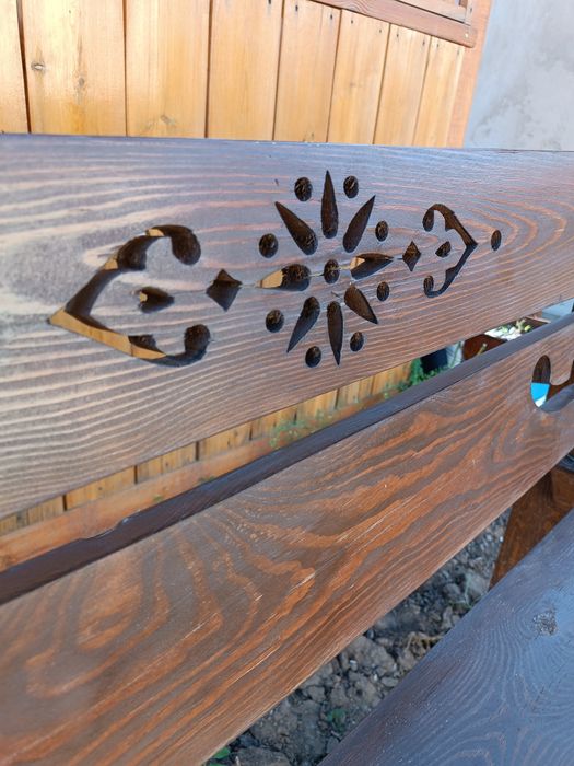 Лавочка шоколадного цвета