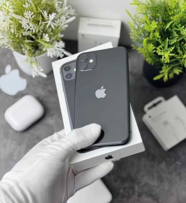 iPhone 11 black.