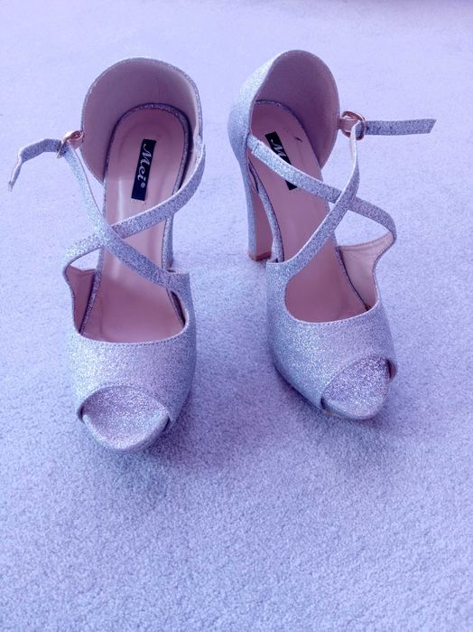 Прекрасни и удобни сребърни обувки 39 номер