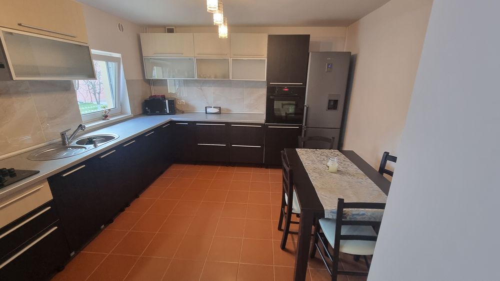 Închiriez apartament 2 camere în curte comună