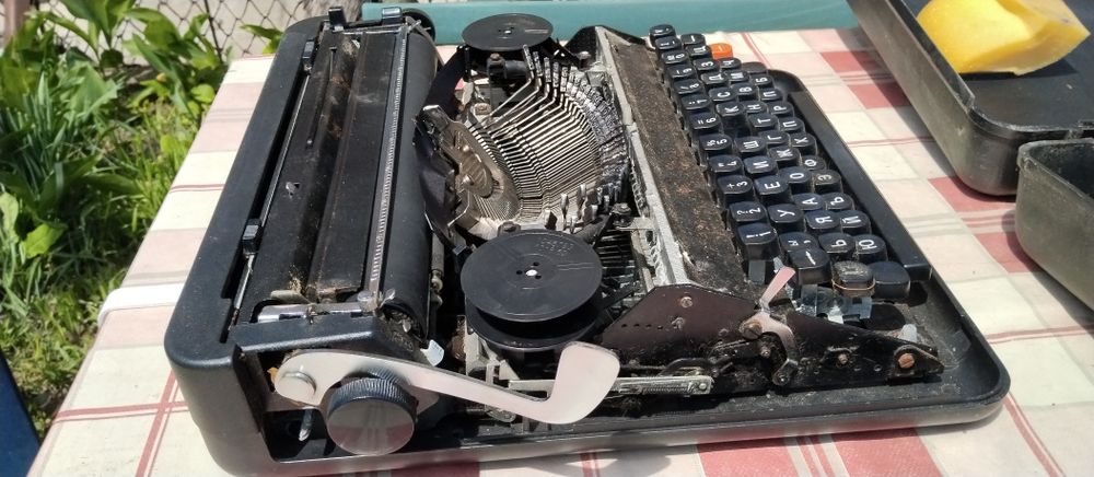 Пишеща българска машина в оригинално куфарче