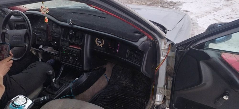 Ауди 80 на ходу.