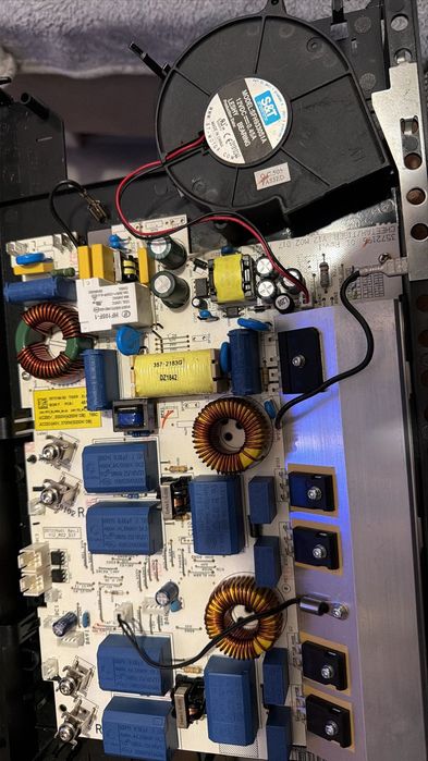 Modul de inducție (220-68μF) care a fost înlocuit la plită încorporabilă Electrolux EGD6576NOK. Probabil ca un condensator s-a topit. Prețul:200 lei