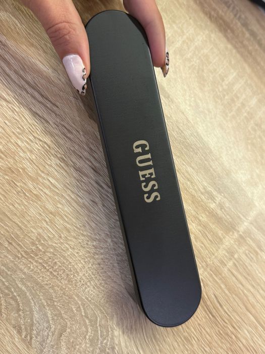 Химикалка Guess в метална кутия комплект