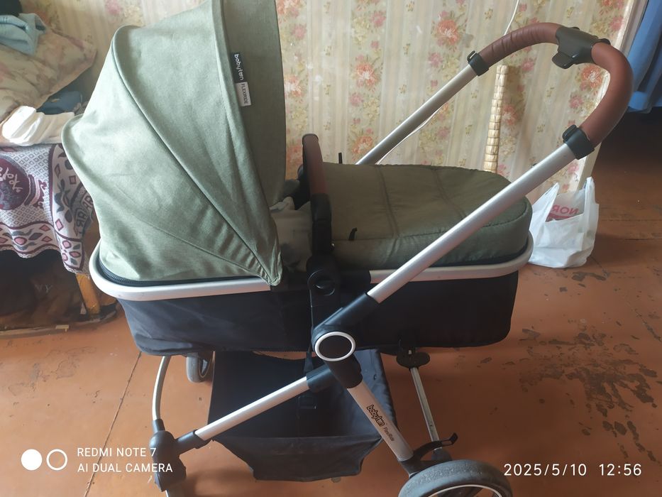Продам коляску почти новая 8000