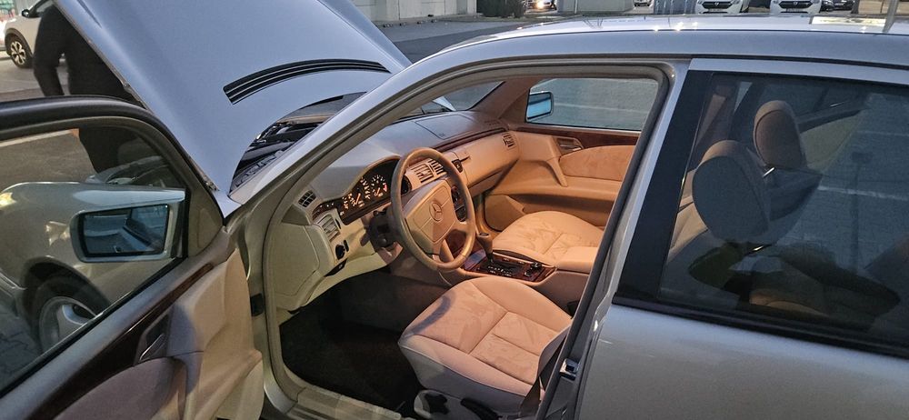 Mercedes e200 elegance primul proprietar, km 118k originali. oferta 3500 euro cash.masina este inmatriculata in romania in acest moment