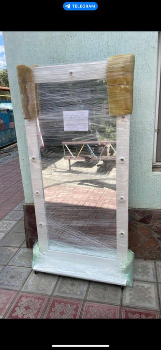 зеркала с лампочками для бутика