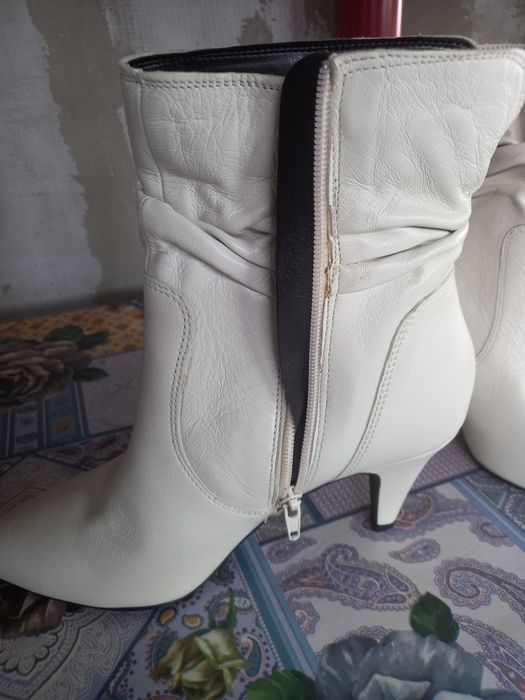 Vand botine albe