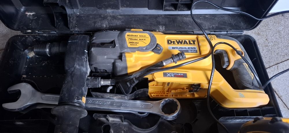 Акумулаторна диамантено-пробивна машина DeWALT с 2бр батерии и зарядно