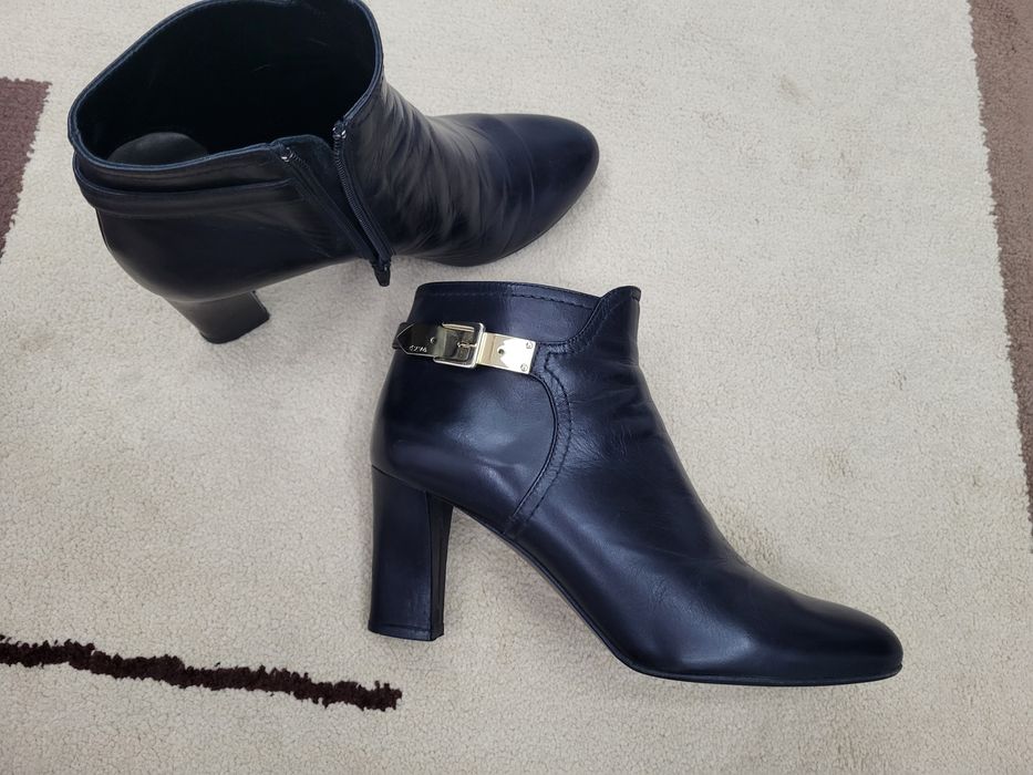 Ботильлны женские, чёрные,  в отличном состоянии.