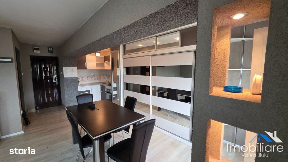 Garsonieră modernă, complet renovată, etaj 2 – Lupeni | lângă Primărie