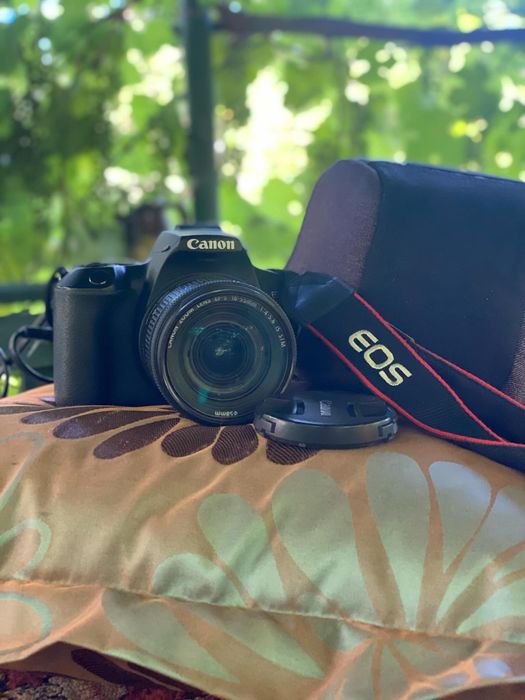 Продавам фотоапарат Canon EOS 250D с оригинален обектив Canon EF-S 18-55mm f/4-5.6 IS STM