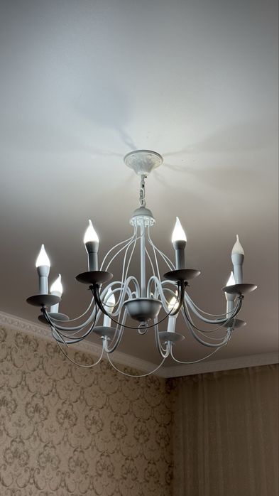 Белая люстра 8 рожковая