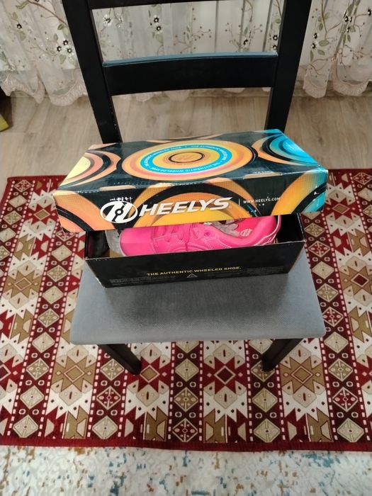 Продаётся для девочки детская крассовка с роликами HEELYS ORIGINAL.