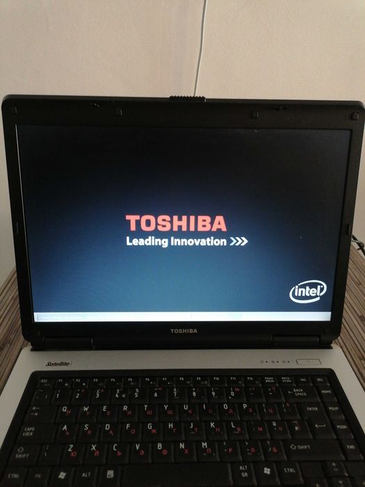 Лаптоп Toshiba + подарок мишка.
