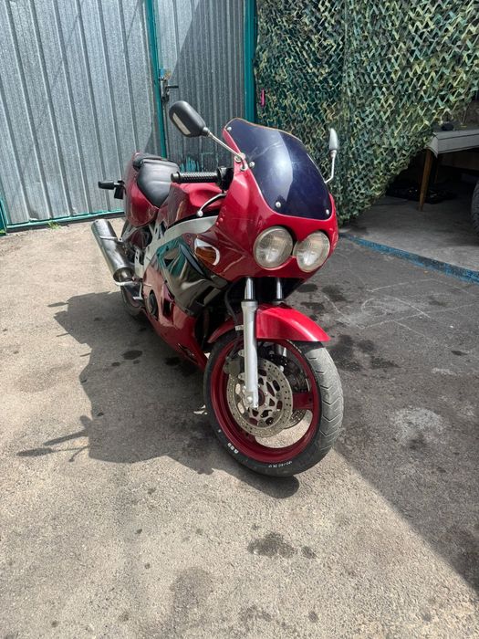 Yamaha fzr400.  .