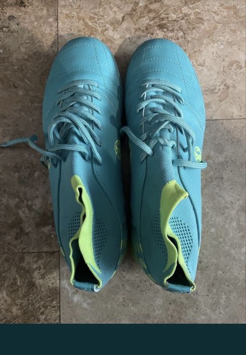 Vand adidasi pentru sintetic.