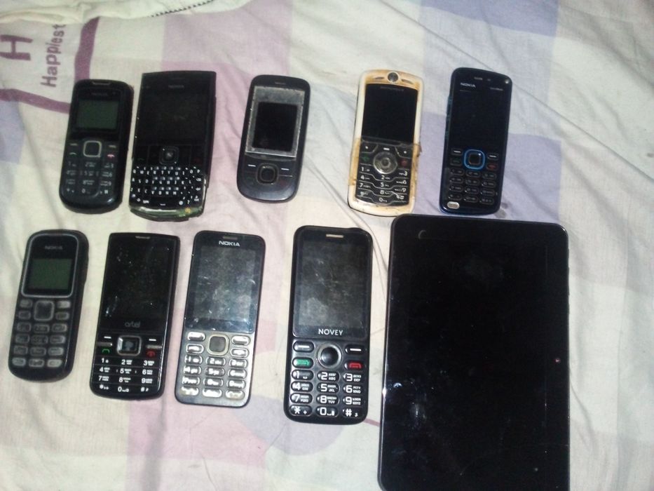 Телефоны и плашет на запчасть.