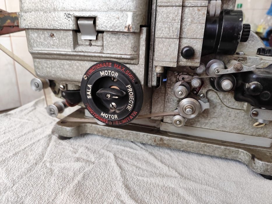 Vând aparat de proiectie vintage cu peliculă de 16 mm
