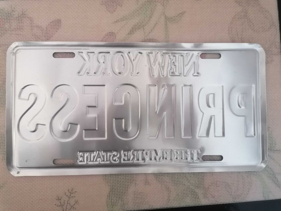 Plăcuță Auto Decorativă SUA "PRINCESS" – Cadou Majorat 18 Ani | Aluminiu Embosat Handmade  Cadoul care o face Regina Șoselelor la 18 ani!