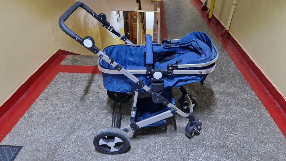 Cărucior bebeluși format din landou + scoică