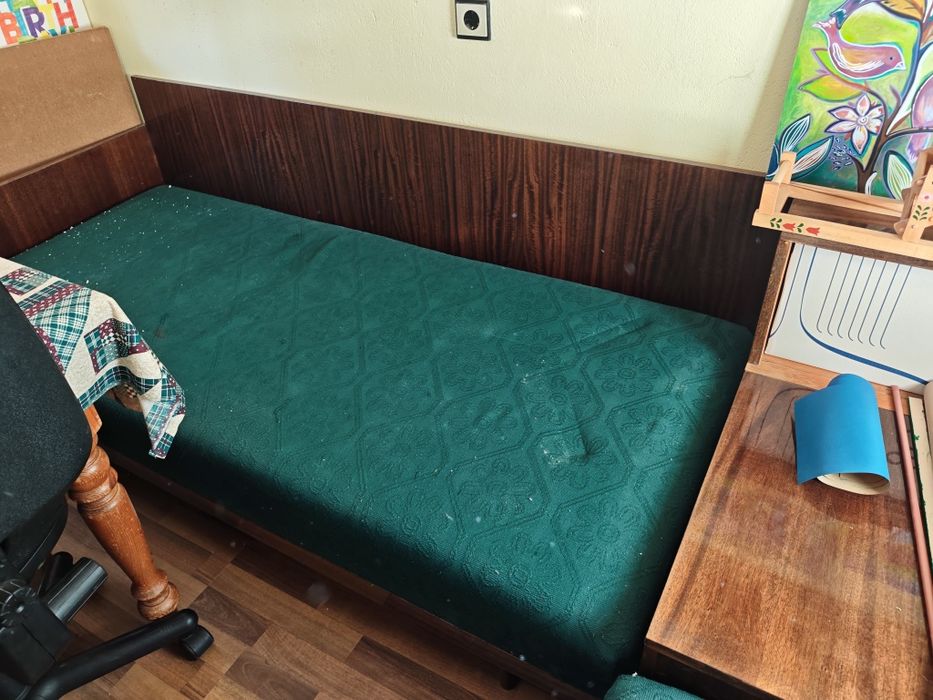 Ъглови легла с ракла и разтегателна холна маса.