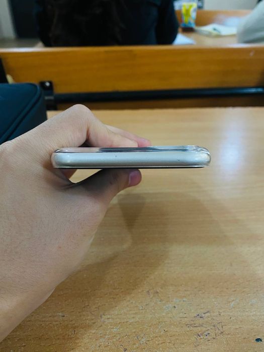 Iphone 11 oq yomkst 100% faqat batare almashgan joyi 128 tali