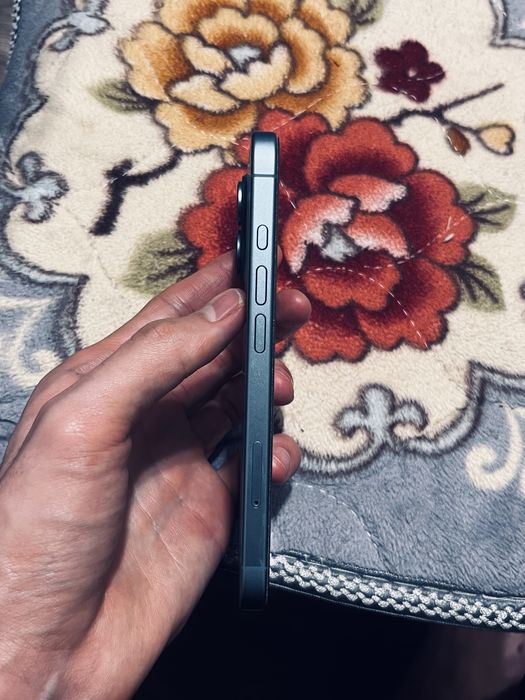Iphone 16    blue