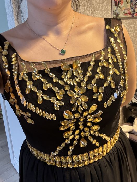 Продаю дизаинерское платье, со стразами