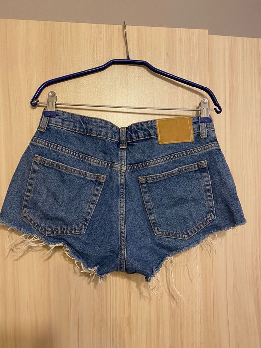 Продавам деним шорти Pull&Bear и една пола - светло зелено