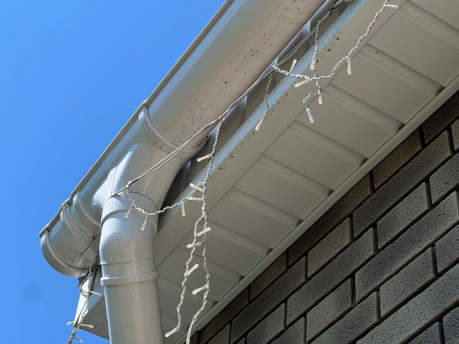 Водосток Дёке цвет Карбон. Сайдинг, гибкая черепица, софиты.