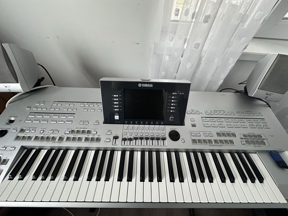 Vând Yamaha Tyros 3