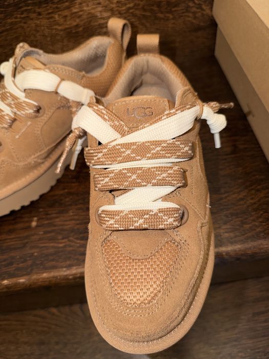Vand adidasi UGG noi
