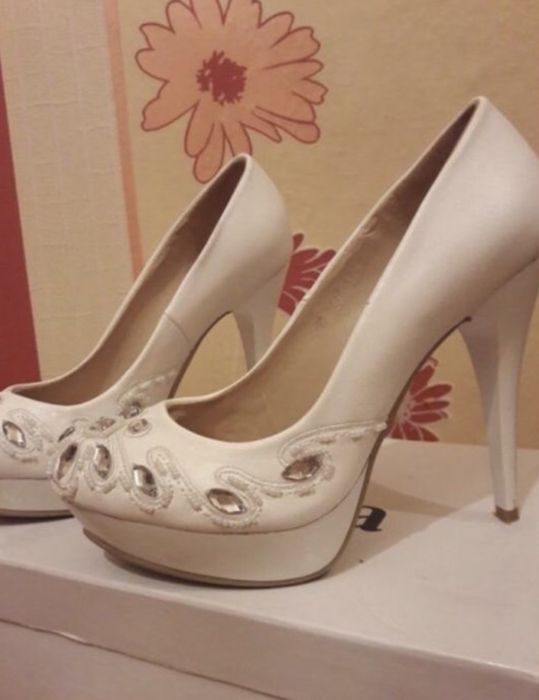 Туфли белые с камнями