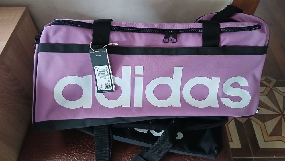 Сак Adidas + подарък чифт чорапи