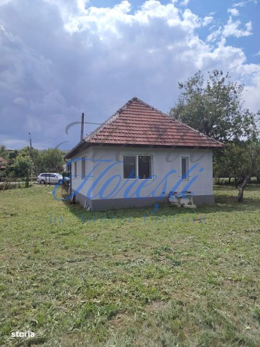 Casa 97 mp , 2200 mp teren, anexe com. Zimbor