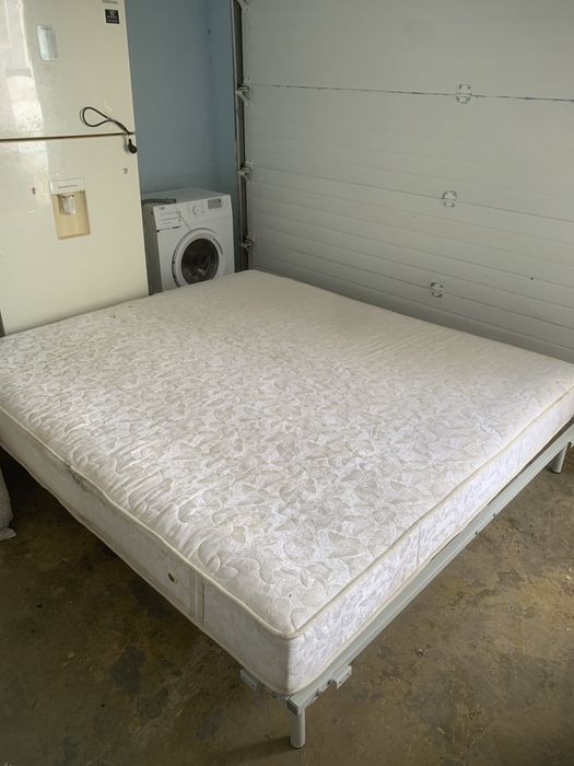 Кровать с матрасом